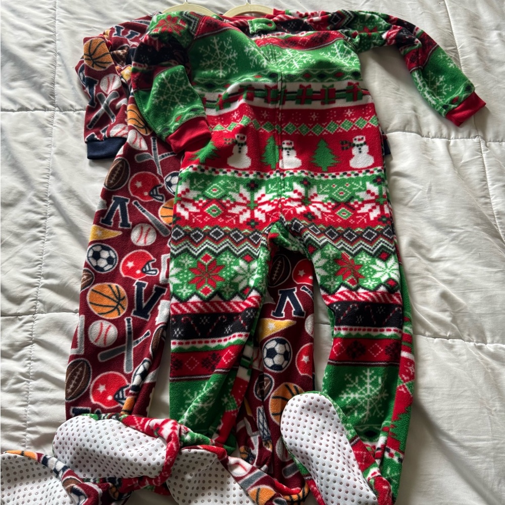 The Children's Place Holiday Green and Red Footies